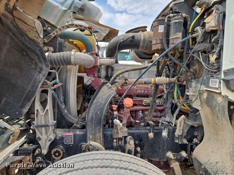 image for item EU3871 2009 Mack Pinnacle CHU613 semi truck