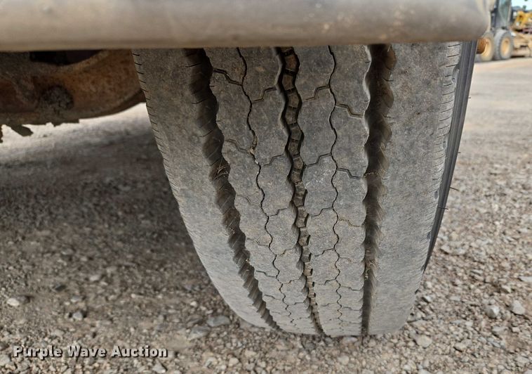 image for item EU3871 2009 Mack Pinnacle CHU613 semi truck