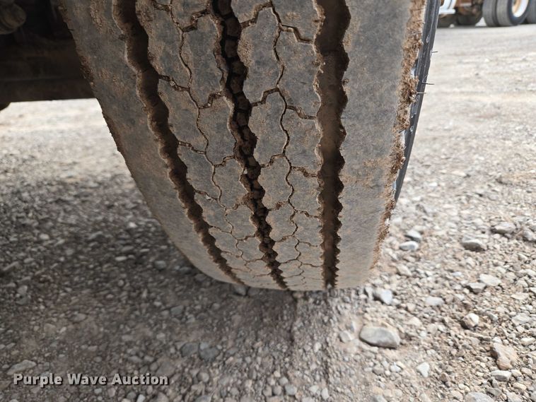 image for item EU3871 2009 Mack Pinnacle CHU613 semi truck