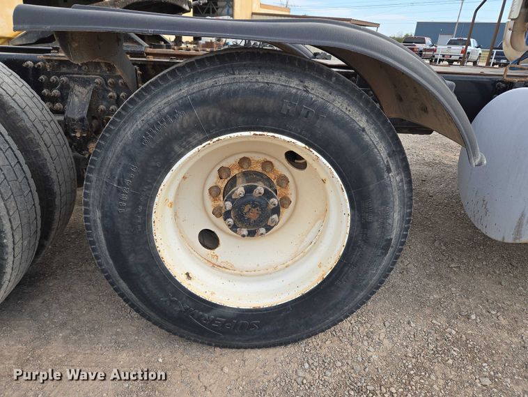 image for item EU3871 2009 Mack Pinnacle CHU613 semi truck