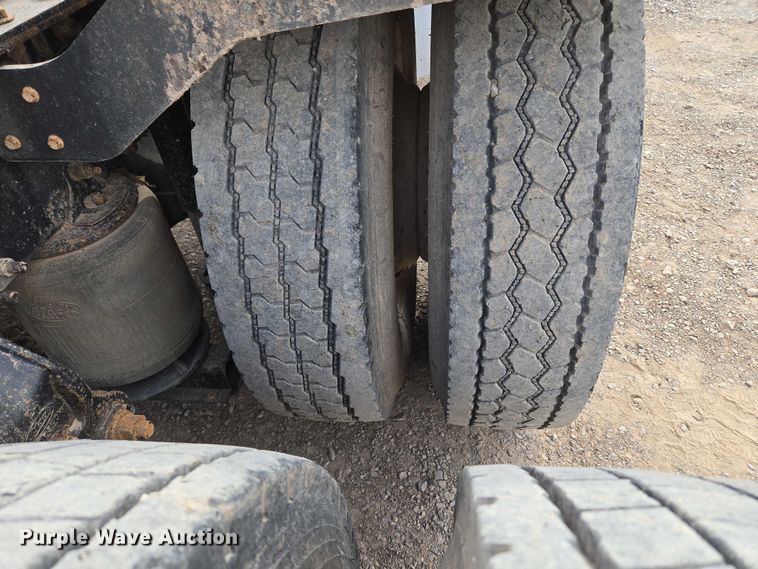 image for item EU3871 2009 Mack Pinnacle CHU613 semi truck