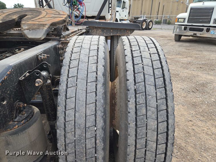 image for item EU3871 2009 Mack Pinnacle CHU613 semi truck