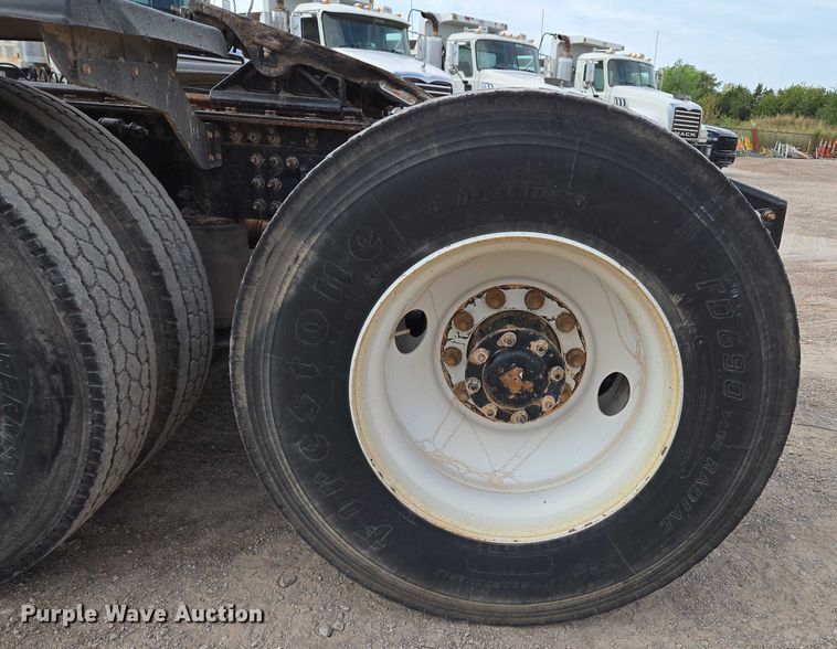 image for item EU3871 2009 Mack Pinnacle CHU613 semi truck