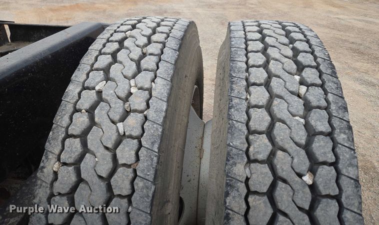 image for item EU3871 2009 Mack Pinnacle CHU613 semi truck