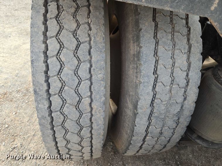 image for item EU3871 2009 Mack Pinnacle CHU613 semi truck