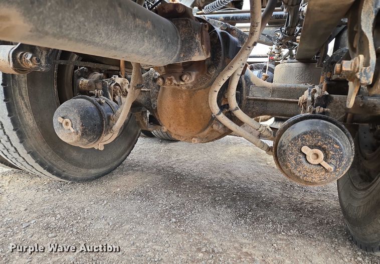 image for item EU3871 2009 Mack Pinnacle CHU613 semi truck