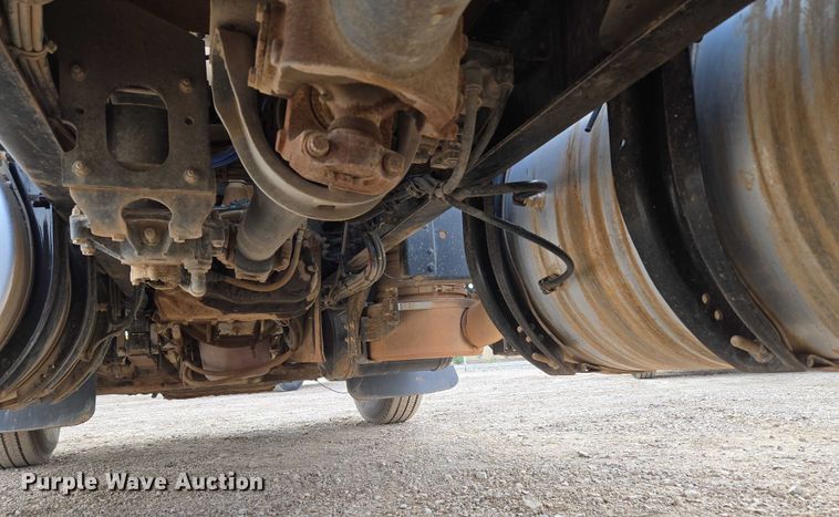 image for item EU3871 2009 Mack Pinnacle CHU613 semi truck