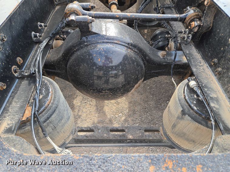 image for item EU3871 2009 Mack Pinnacle CHU613 semi truck