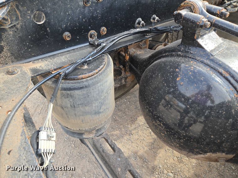 image for item EU3871 2009 Mack Pinnacle CHU613 semi truck