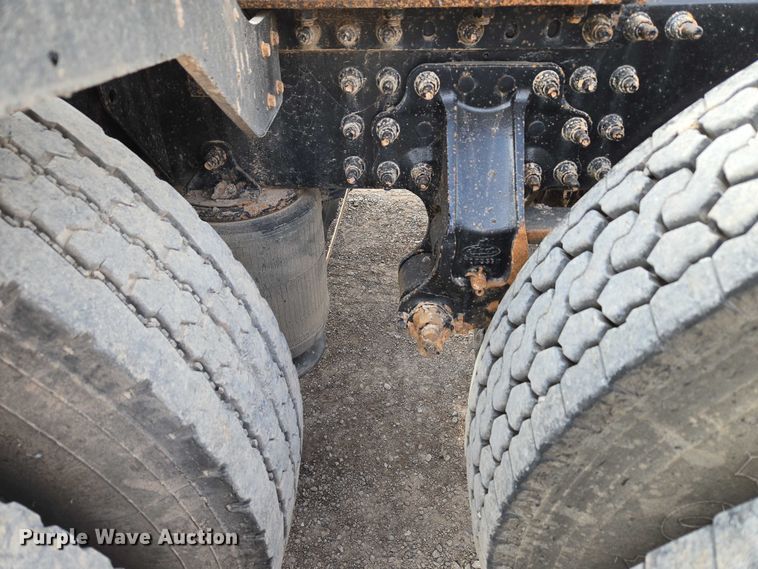 image for item EU3871 2009 Mack Pinnacle CHU613 semi truck