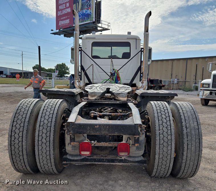 image for item EU3872 2009 Mack Pinnacle CHU613 semi truck