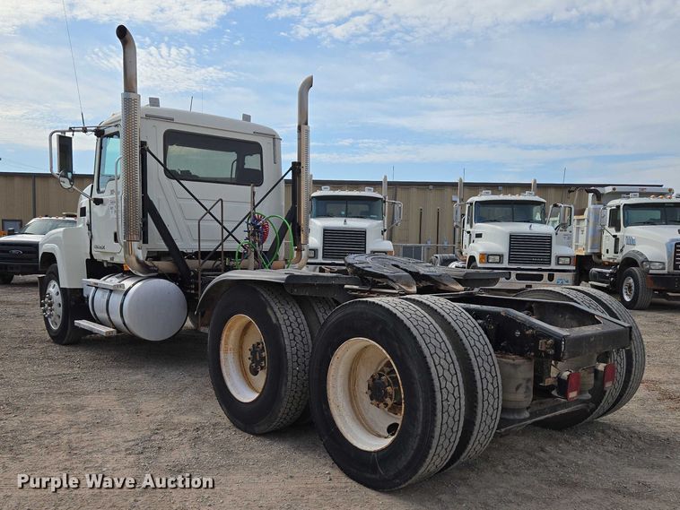 image for item EU3872 2009 Mack Pinnacle CHU613 semi truck