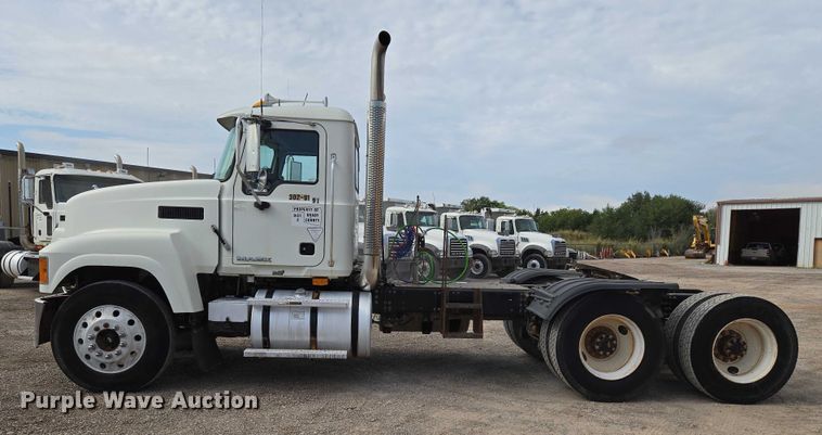 image for item EU3872 2009 Mack Pinnacle CHU613 semi truck