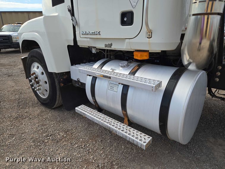 image for item EU3872 2009 Mack Pinnacle CHU613 semi truck