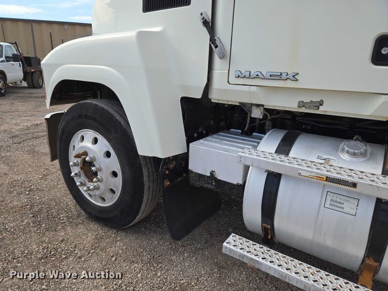 image for item EU3872 2009 Mack Pinnacle CHU613 semi truck