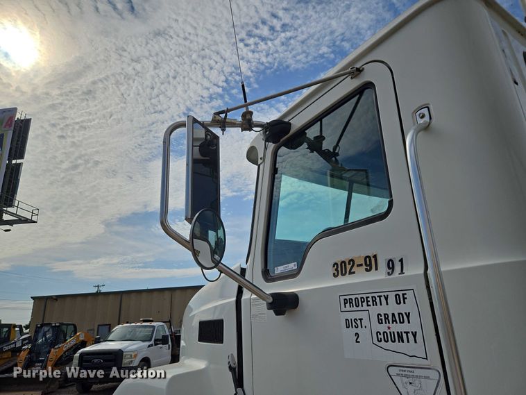 image for item EU3872 2009 Mack Pinnacle CHU613 semi truck