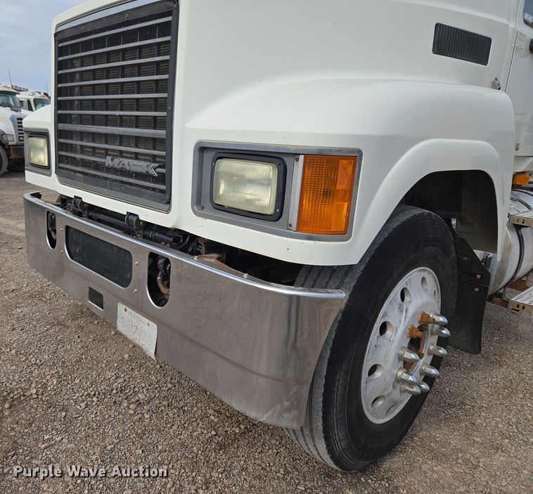 image for item EU3872 2009 Mack Pinnacle CHU613 semi truck