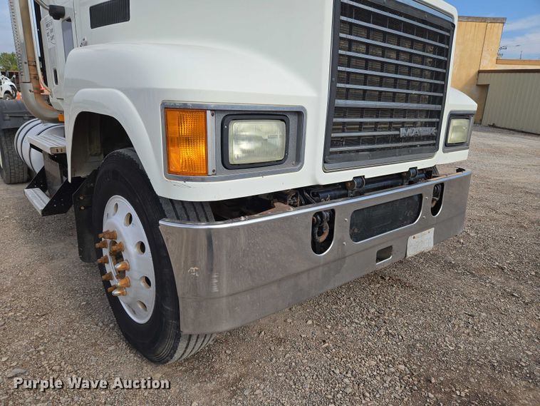 image for item EU3872 2009 Mack Pinnacle CHU613 semi truck