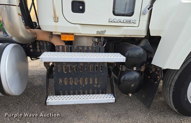 image for item EU3872 2009 Mack Pinnacle CHU613 semi truck