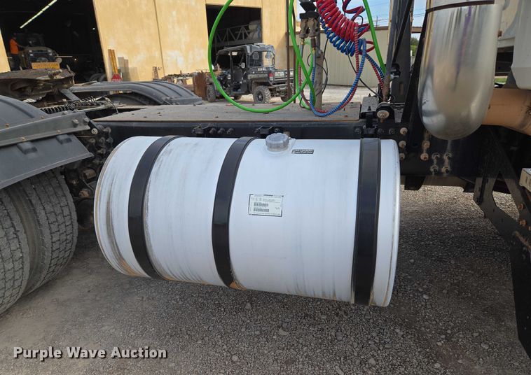 image for item EU3872 2009 Mack Pinnacle CHU613 semi truck