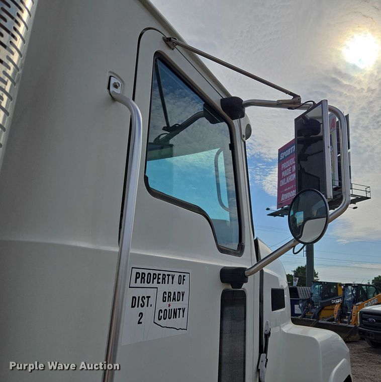 image for item EU3872 2009 Mack Pinnacle CHU613 semi truck