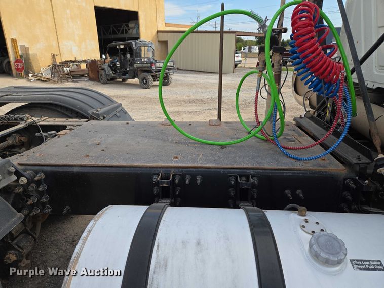 image for item EU3872 2009 Mack Pinnacle CHU613 semi truck