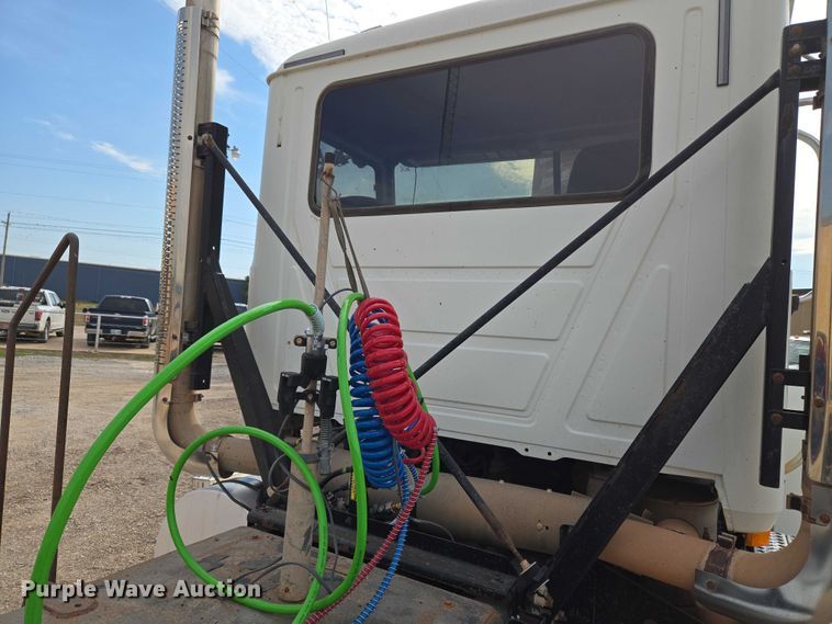 image for item EU3872 2009 Mack Pinnacle CHU613 semi truck