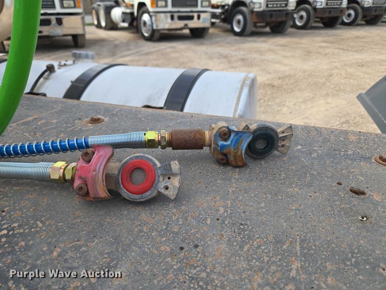 image for item EU3872 2009 Mack Pinnacle CHU613 semi truck