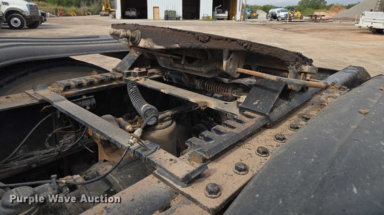 image for item EU3872 2009 Mack Pinnacle CHU613 semi truck