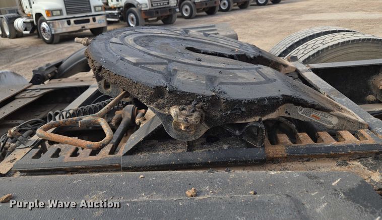 image for item EU3872 2009 Mack Pinnacle CHU613 semi truck