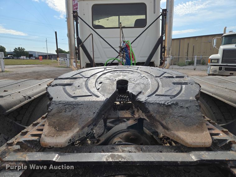 image for item EU3872 2009 Mack Pinnacle CHU613 semi truck