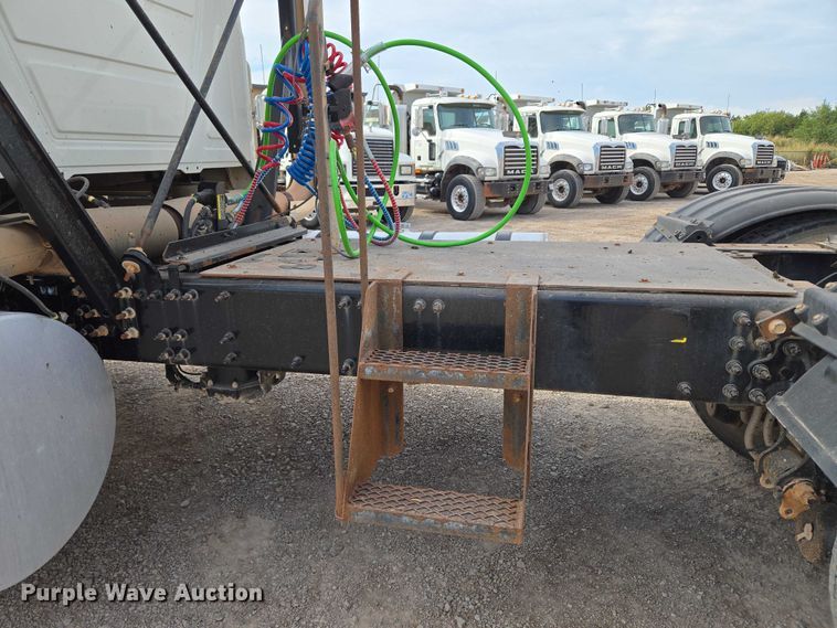 image for item EU3872 2009 Mack Pinnacle CHU613 semi truck