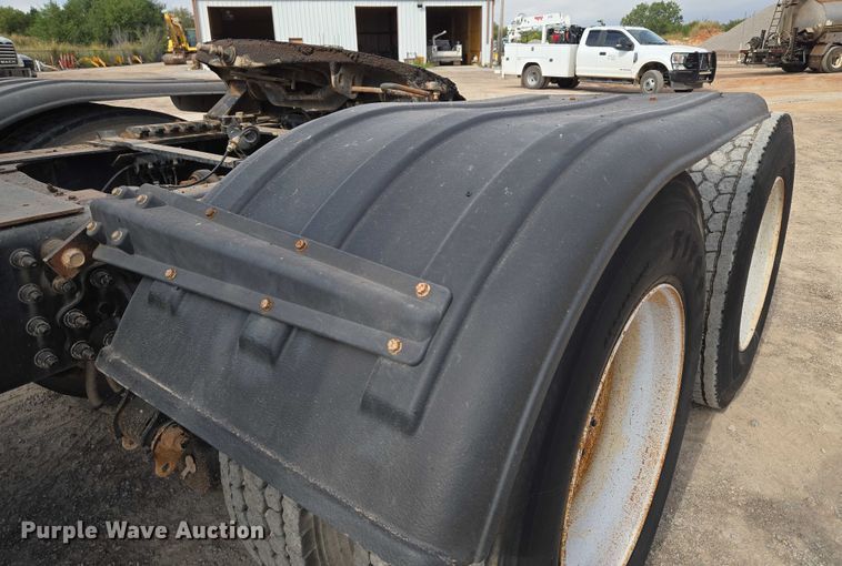 image for item EU3872 2009 Mack Pinnacle CHU613 semi truck