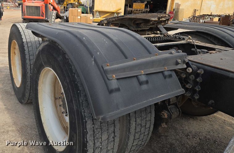 image for item EU3872 2009 Mack Pinnacle CHU613 semi truck