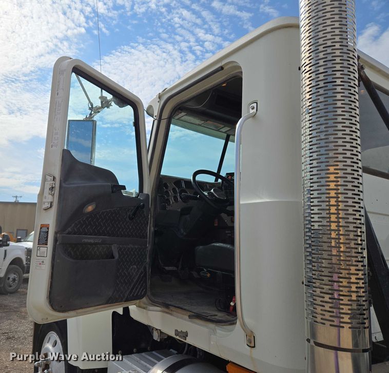 image for item EU3872 2009 Mack Pinnacle CHU613 semi truck