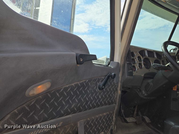 image for item EU3872 2009 Mack Pinnacle CHU613 semi truck