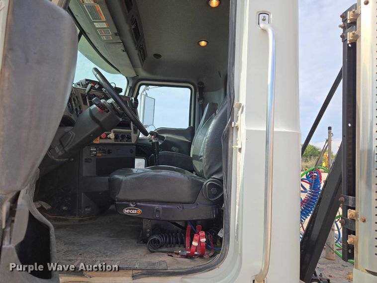 image for item EU3872 2009 Mack Pinnacle CHU613 semi truck