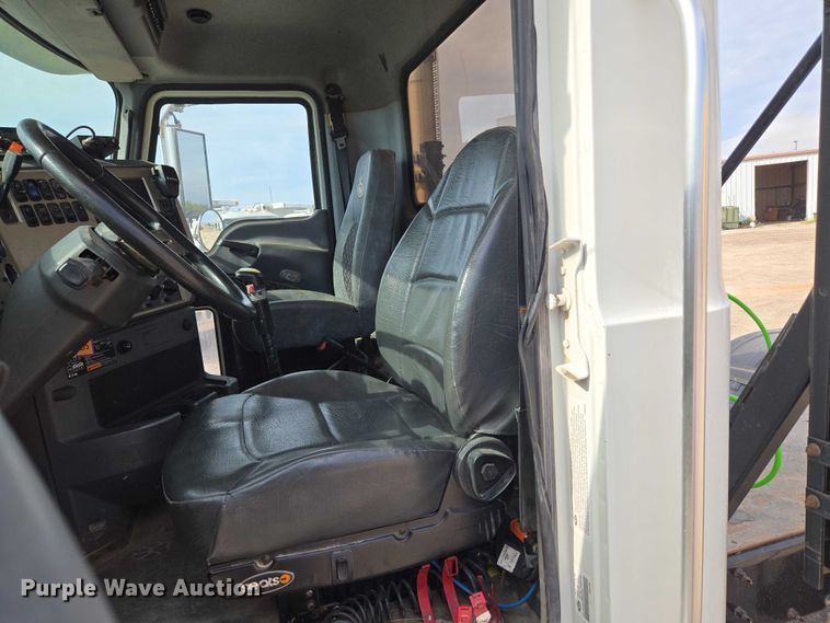 image for item EU3872 2009 Mack Pinnacle CHU613 semi truck