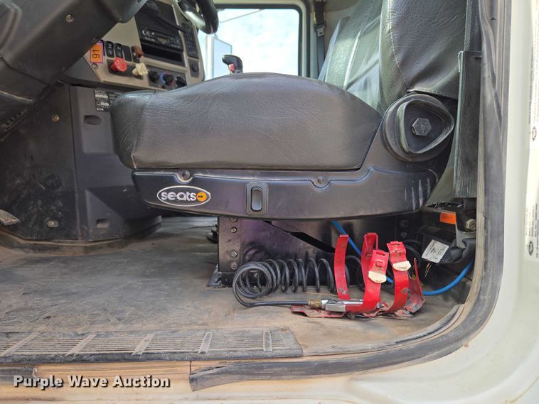 image for item EU3872 2009 Mack Pinnacle CHU613 semi truck