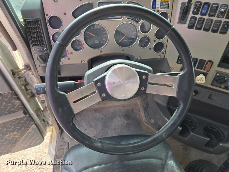 image for item EU3872 2009 Mack Pinnacle CHU613 semi truck