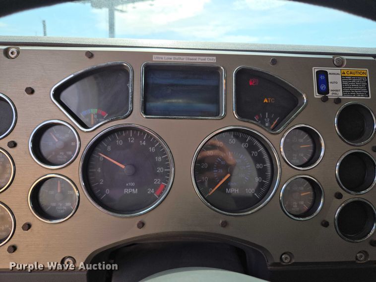 image for item EU3872 2009 Mack Pinnacle CHU613 semi truck