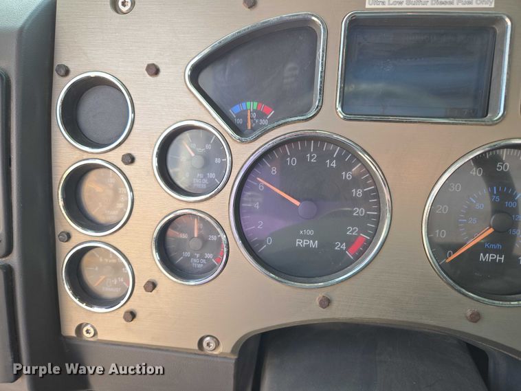 image for item EU3872 2009 Mack Pinnacle CHU613 semi truck