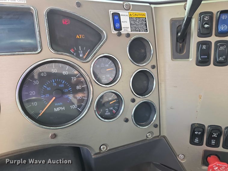 image for item EU3872 2009 Mack Pinnacle CHU613 semi truck