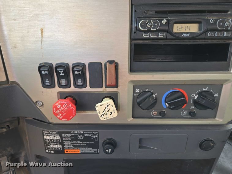 image for item EU3872 2009 Mack Pinnacle CHU613 semi truck