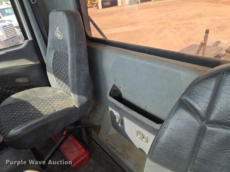 image for item EU3872 2009 Mack Pinnacle CHU613 semi truck