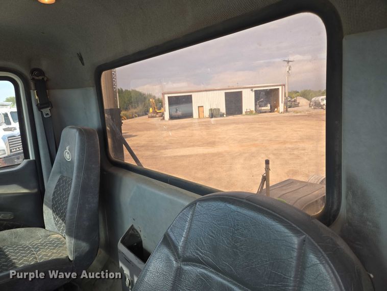 image for item EU3872 2009 Mack Pinnacle CHU613 semi truck