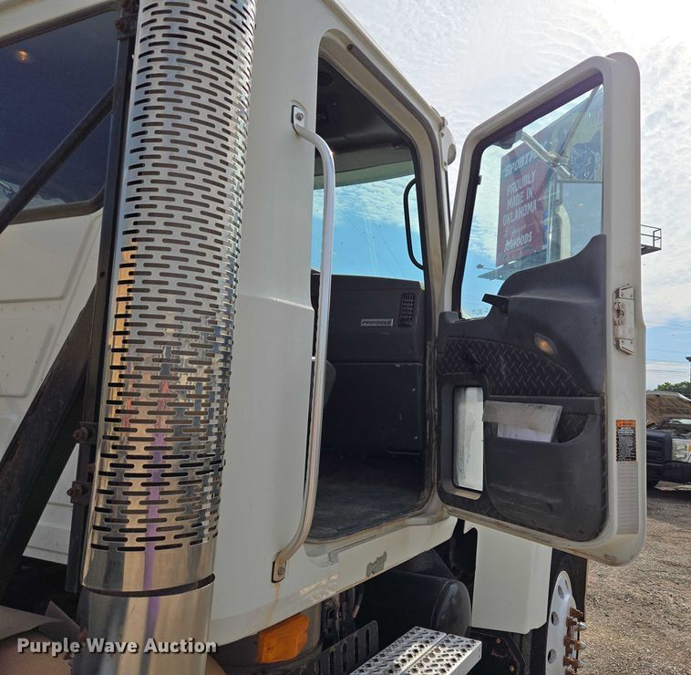 image for item EU3872 2009 Mack Pinnacle CHU613 semi truck