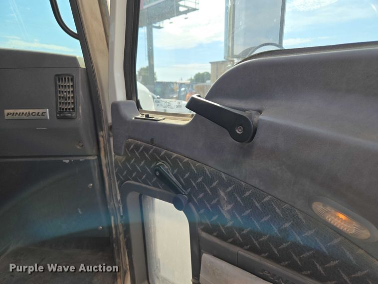 image for item EU3872 2009 Mack Pinnacle CHU613 semi truck