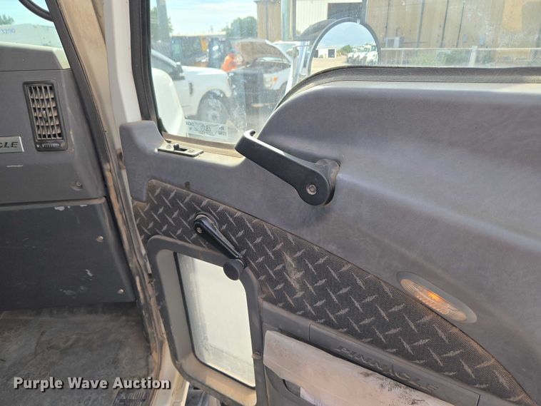 image for item EU3872 2009 Mack Pinnacle CHU613 semi truck