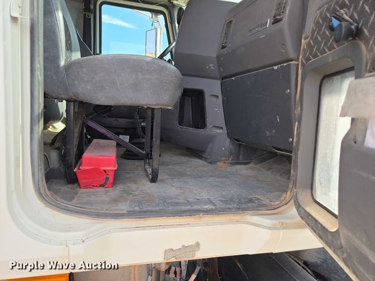 image for item EU3872 2009 Mack Pinnacle CHU613 semi truck